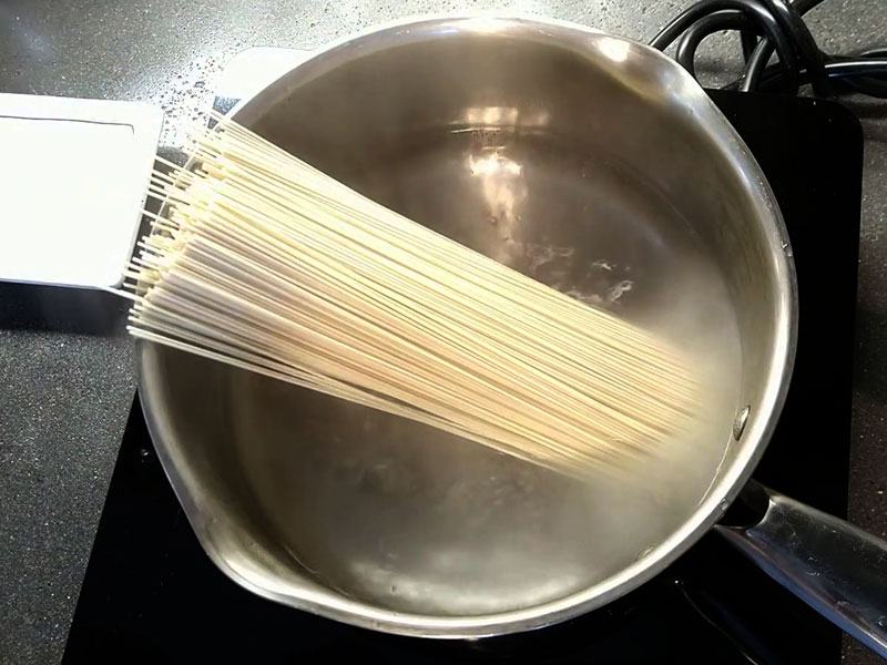 KongGukSu (콩국수) - Korean Cold Noodles in Soy Bean Broth - Boiling the SoMyeon noodles